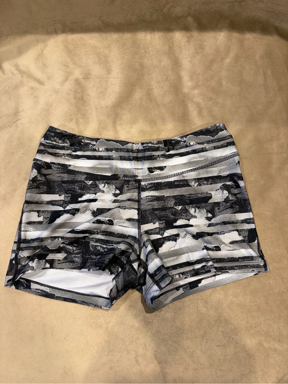 Womenās Black & White Patterned Active Shorts